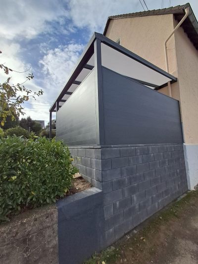 Überdachung mit seitlichen Elementen als Windschutz