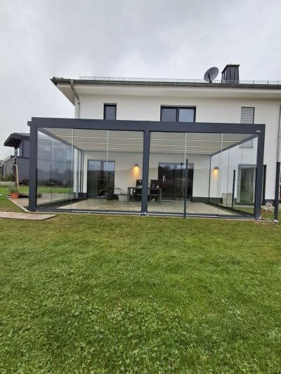 Sommergarten mit Glasfront und gemütlicher Lounge