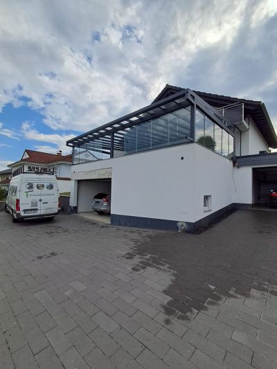 Geschlossener Sommergarten mit viel Tageslicht