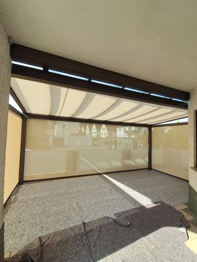 Seitenmarkise ergänzt Unterglasmarkise an der Terrasse