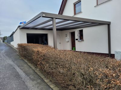 Terrassenüberdachung in braun mit klarer, moderner Optik