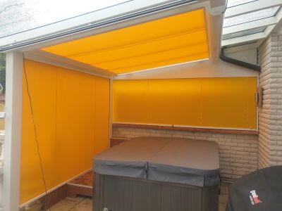 Seitlicher Sichtschutz an Überdachung mit Markise
