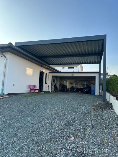 Lamellendach mit geschlossenen Lamellen als Regenschutz