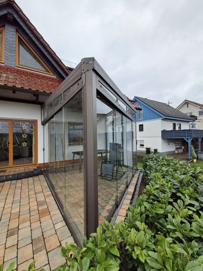 Kleiner Sommergarten am Einfamilienhaus