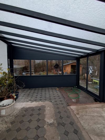 Heller Sommergarten mit bodentiefen Glaselementen