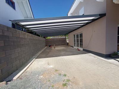 Terrassenüberdachung mit Polycarbonat und hellem Lichteinfall