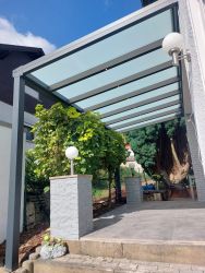 Überdachung mit seitlichem Sichtschutz und Glasdach