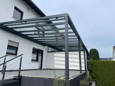 Überdachte Terrasse mit seitlichem Windschutzpaneel