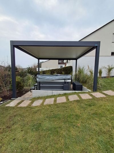 Lamellendach Pergola mit anthrazitfarbenen Pfosten und Rahmen