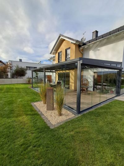 Sommergarten mit moderner Glasfront am Einfamilienhaus