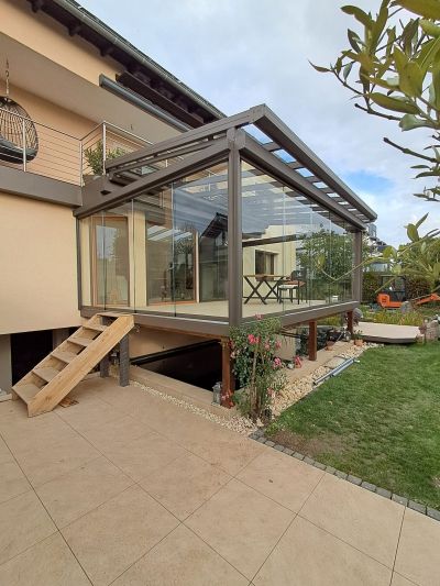 Sommergarten mit verschiebbaren Glasflächen für flexible Öffnung