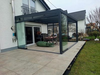 Moderner Sommergarten als geschützter Wohnraum auf der Terrasse