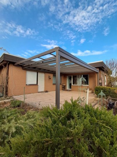 Überdachung am Haus mit transparentem Dach und Pfosten