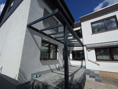 kleine Terrassenüberdachung in grau anthrazit am haus