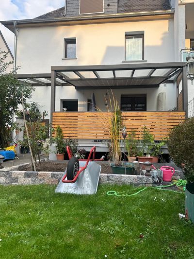 Terrassenüberdachung mit eleganter Aluminiumkonstruktion und Markise