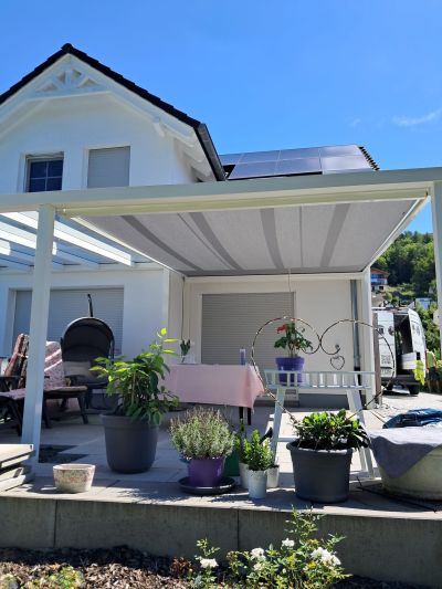 Überdachung mit Markise für angenehmes Terrassenklima