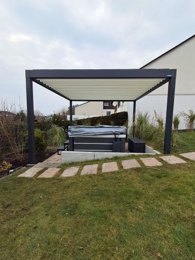 Lamellendach als Sonnenschutz auf großer Terrasse