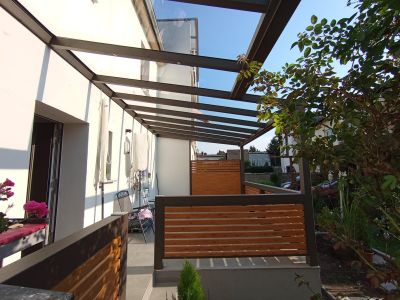 Überdachte Terrasse mit Glasdach und gemütlicher Lounge