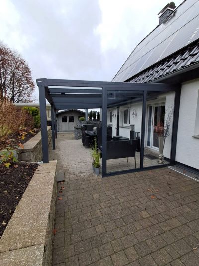Terrassendach mit seitlicher Verglasung für mehr Komfort
