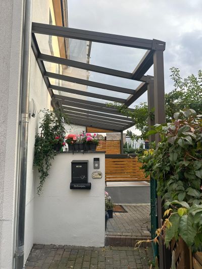 Terrassendach mit klarer Dacheindeckung bei Sonnenschein