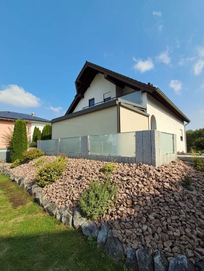 Seitenmarkise als Sichtschutz an überdachter Terrasse