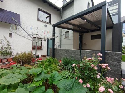 Modernes Lamellendach aus Aluminium mit verstellbaren Lamellen