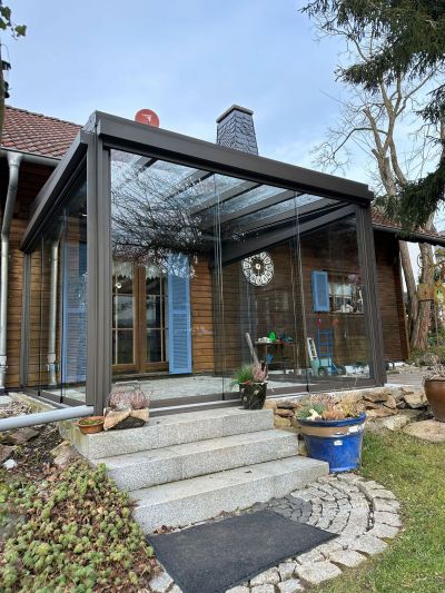 Sommergarten mit Glasdach und seitlichem Windschutz