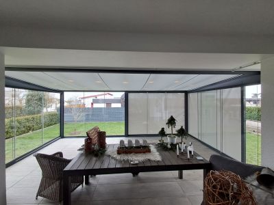 Sommergarten mit Unterglasmarkise und seitlichen Glaselementen