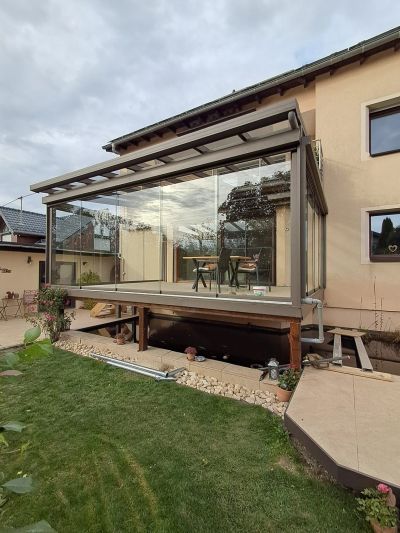 Terrassenraum mit Glas-Schiebewänden und freier Aussicht