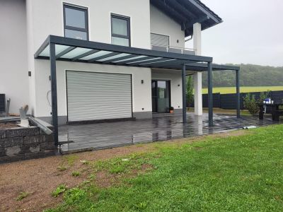 Terrassendach in anthrazit mit geradliniger Konstruktion