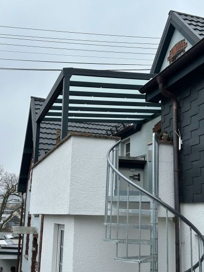 Terrassenüberdachung mit klarer Dachfläche und Regenrinne