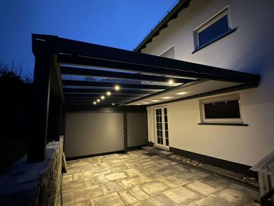 Terrassendach mit hochwertigem Aluminiumrahmen in anthrazit und LED Beleuchtung