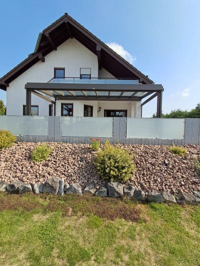 Überdachung mit transparentem Dach und offenem Sitzbereich