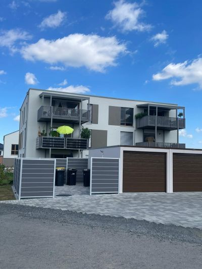 Terrassenüberdachung mit seitlichem Windschutz und Glasfläche