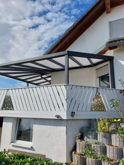 Terrassendach mit seitlichem Sichtschutz