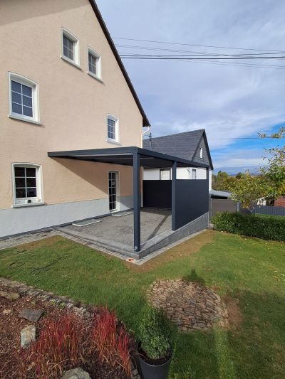 Terrassendach mit Schiebeelementen als Wetterschutz