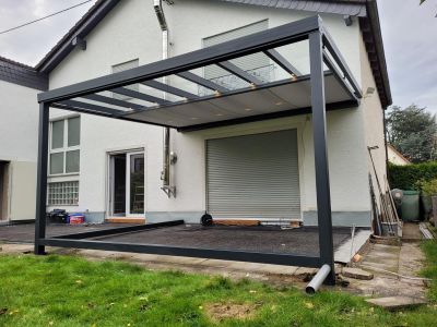 Terrassendach mit Unterglasmarkise, modern und geradlinig