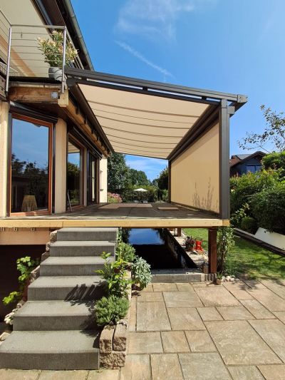 Kombination aus Unterglasmarkise und Seitenmarkise auf Terrasse