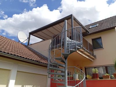 Terrassendach mit Unterglasmarkise in heller Stofffarbe