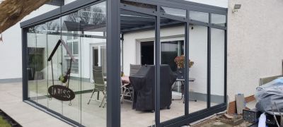 Sommergarten mit transparenter Dacheindeckung und Sitzbereich