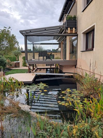 Verglaster Terrassenbereich mit eleganter Aluminiumkonstruktion