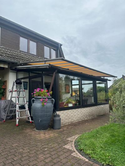 Markise oberhalb der Überdachung für optimalen Sonnenschutz