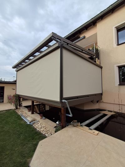 Terrassenüberdachung mit Markise und seitlichem Sichtschutzscreen