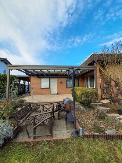 Aluminium-Überdachung mit Dachrinne und sauberem Abschluss