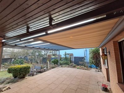 Terrassendach mit Markise und modernen Aluminiumprofilen und Glasdach