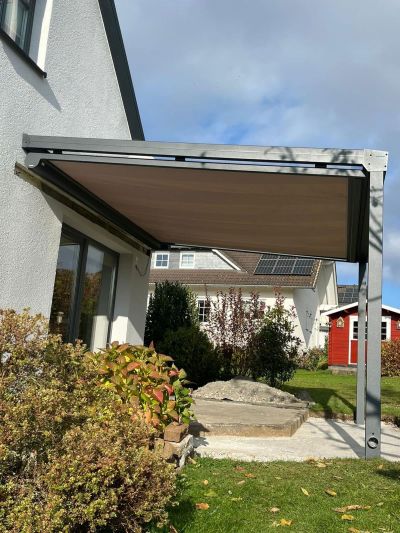 Terrassendach mit Glasdach über Essplatz im Garten