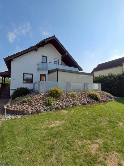 Seitenmarkise an Überdachung schützt vor Wind und Sonne