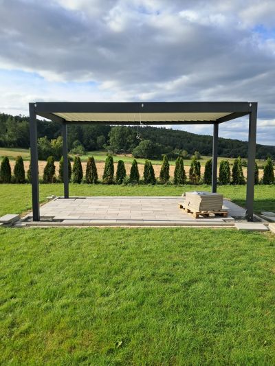 Freistehendes Lamellendach im Garten