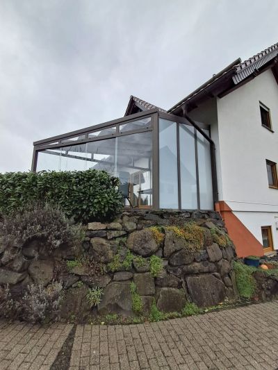 Sommergarten mit Glasfront und Aluminiumkonstruktion am Haus