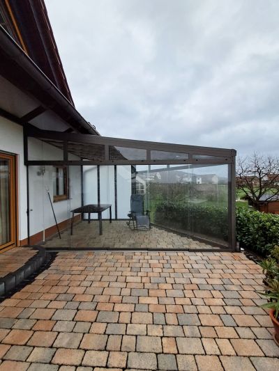 Sommergarten mit klarer Linienführung und Glaswänden